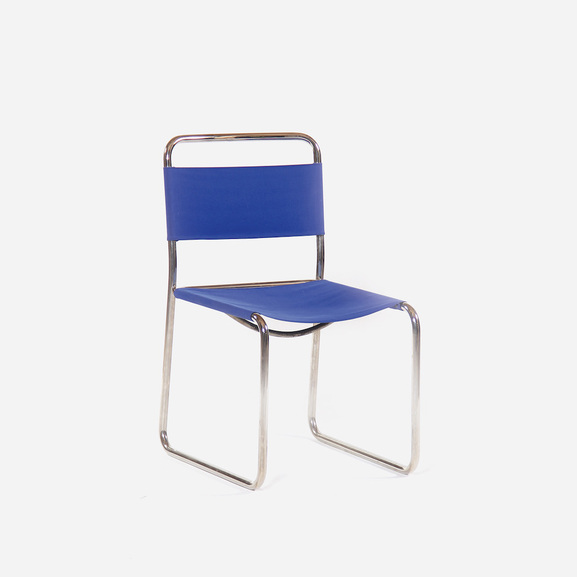 Trubková židle s modrým plátěným sedákem.